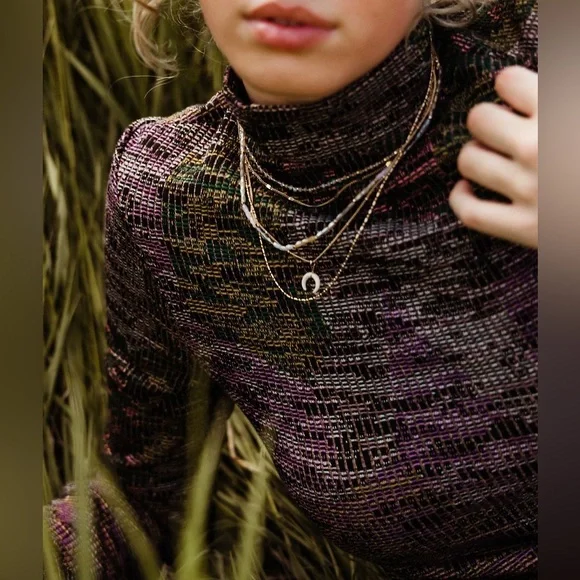 Buckle Gimmicks NWOT Printed Mock Neck Top, Size L - Picture 3 of 10